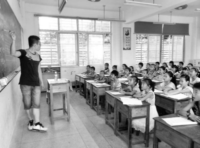 貴峰閩南語吟詩班開班了，學(xué)生正認真地跟老師學(xué)唱詩