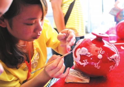 和陳春松師出同門的黃曉霞在現(xiàn)場展示漆線雕技藝。