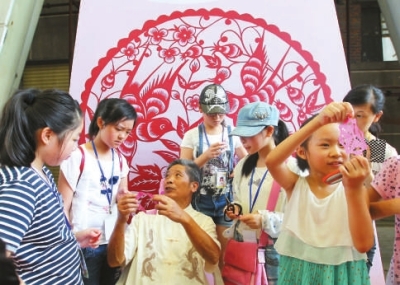 剪紙傳承人水頭埕邊村人楊民興的剪紙藝術(shù)很受小朋友