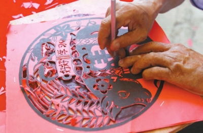 精雕細(xì)琢的精美剪紙作品。