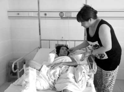 昨日，在海都醫(yī)院，趙云在喂老人喝開水。