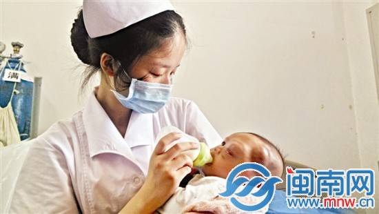 護士阿姨哄了好久，寶寶才乖乖吃奶