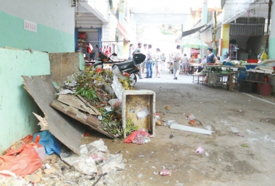 第二市場內(nèi)垃圾亂扔現(xiàn)象較為突出。