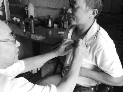 鄭天送正在幫人刈痧。