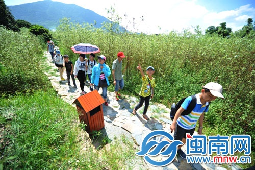 踏青石板上，游走美麗鄉(xiāng)村，小記者流連忘返