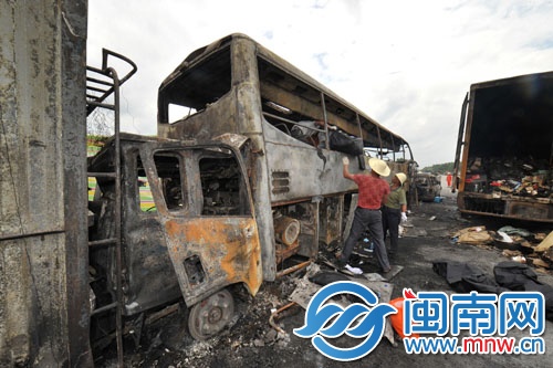 事故現(xiàn)場(chǎng)，工作人員在轉(zhuǎn)移遇難乘客遺體