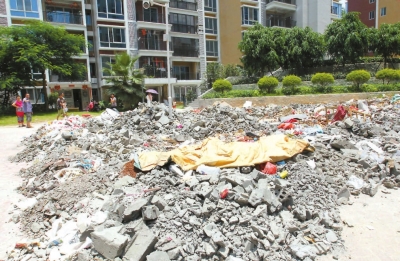 梅山鎮(zhèn)錦繡山莊內(nèi)，這堆建筑垃圾長(zhǎng)期無(wú)人清理，部分