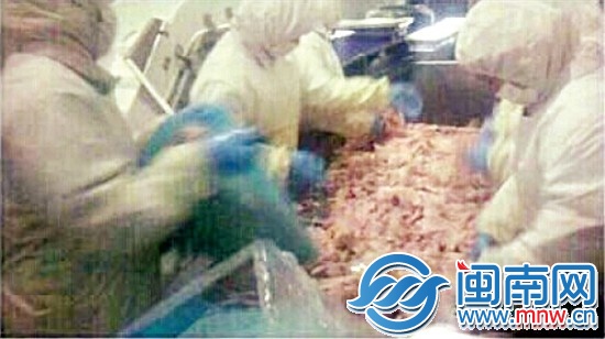 工人將過期原料倒入拆肉區(qū)工作臺上（視頻截圖）