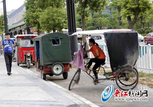 在路邊候客的“三腳虎”。