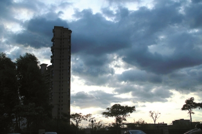 臺風來襲，風云突變。隨著“麥德姆”的逼近，昨日傍