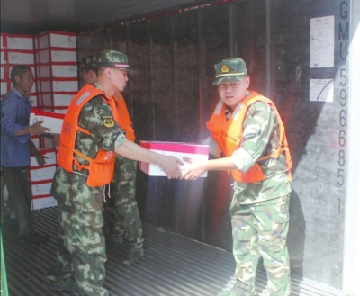 石井邊防官兵幫臺胞卸貨