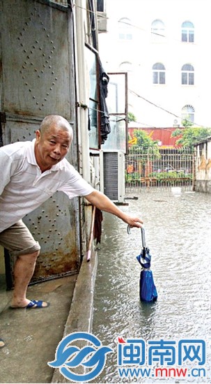 沉洲路，居民試探積水有多深