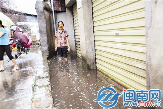 市民陳女士臨街店面緊閉防止進(jìn)水