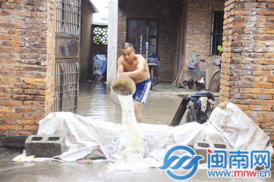 市民陳先生說，雨一直下，舀水于事無補(bǔ)