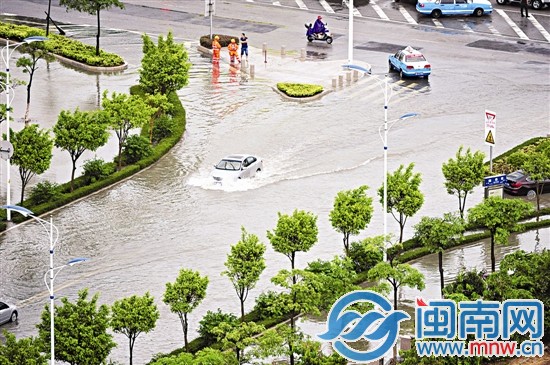 昨日15點(diǎn)36分，瑞泰街，一輛汽車在水中激起浪花