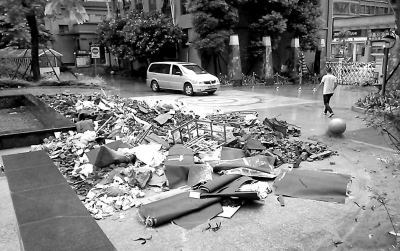 新華陽光優(yōu)家小區(qū)入口處堆滿了建筑垃圾。