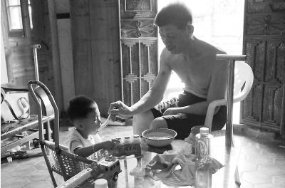 戴漢中正在喂千千吃飯。