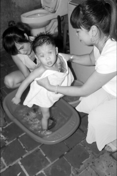 義工阿姨幫千千洗澡。