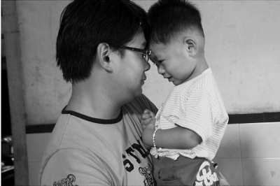 義工與千千一起玩。