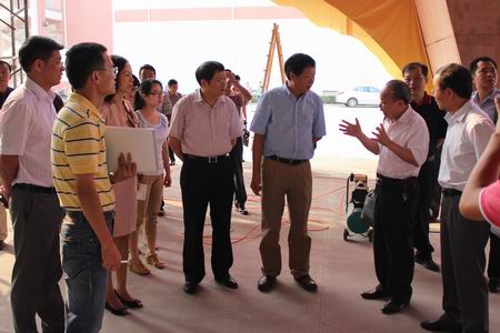 泉州市陳榮洲副市長（中）蒞臨閩臺農(nóng)產(chǎn)品市場視察