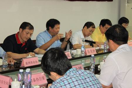 泉州市陳榮洲副市長（左2）蒞臨閩臺農(nóng)產(chǎn)品市場視察