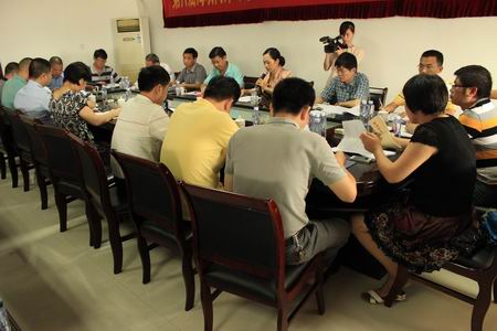 南安市張小紅副市長（中）蒞臨閩臺(tái)農(nóng)產(chǎn)品市場(chǎng) (1)