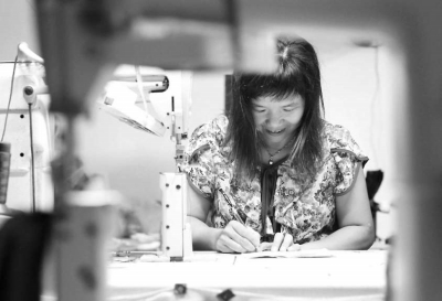 縫紉女工吳雪芬在工作之余練習(xí)剛學(xué)會(huì)的漢字?！”緢?bào)