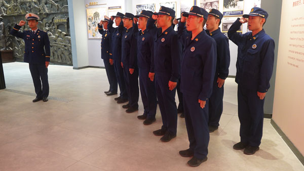 在團(tuán)旗下宣誓.jpg 在團(tuán)旗下宣誓.jpg