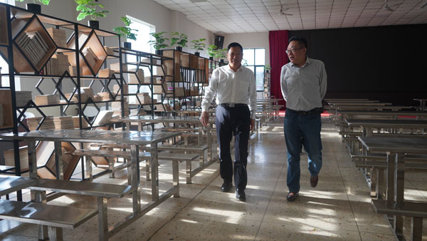 職工書(shū)屋.jpg 職工書(shū)屋.jpg